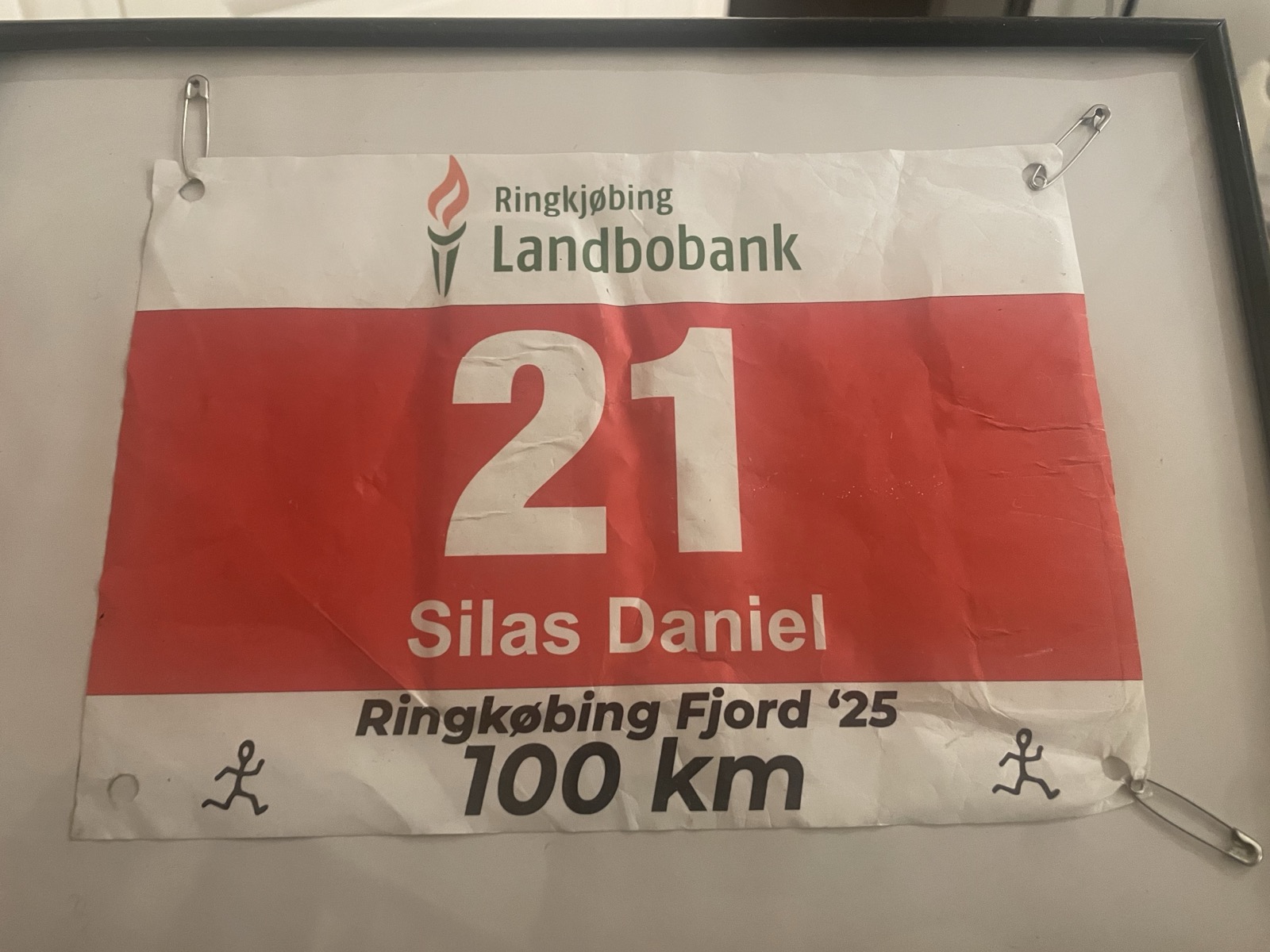 Mit indrammede startnummer fra 100 km-løbet i 2025.